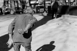 Petanque in Hamburg, Spieler im Wurf