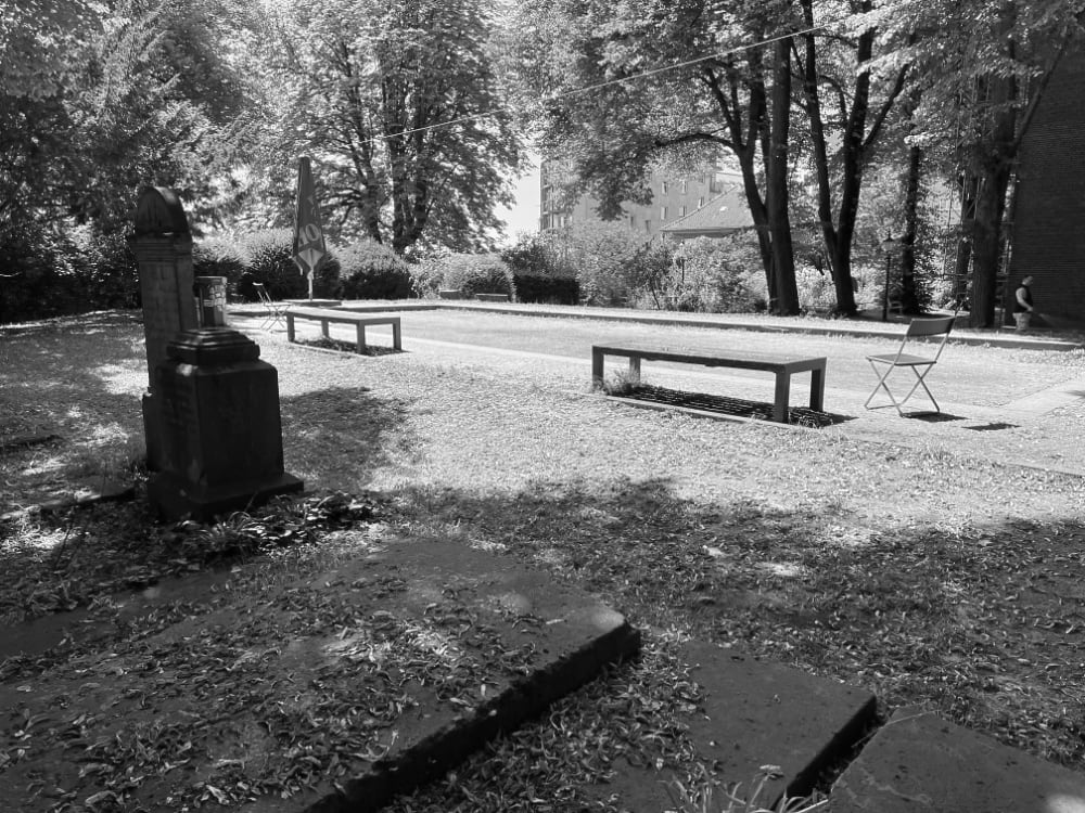 Bouleplatz (Pétanque) an der St. Pauli Kirche (ehem. Friedhof). Antonistraße. Hamburg