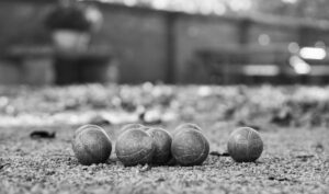 Pétanque-Kugeln liegen nebeneinander.