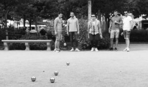 Boulegruppe (Pétanque) beim Werfen.