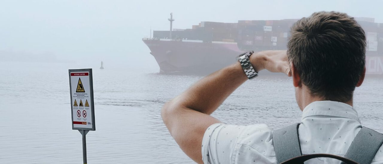 Mann am Elbstrand mit Blick auf Containerriesen 2025